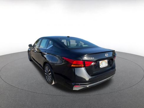 Used 2025 Nissan Altima 2.5 SV FWD image 11