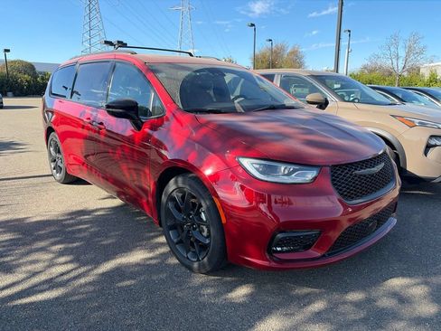 Used 2025 Chrysler Pacifica Limited FWD image 1