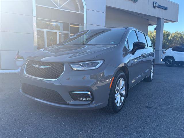 Certified 2025 Chrysler Pacifica Select AWD/4WD image 3