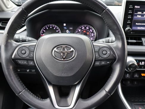 Used 2020 Toyota RAV4 XLE Premium image 5