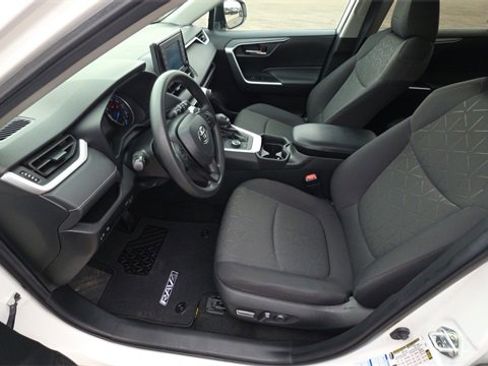 Used 2021 Toyota RAV4 XLE w/ Convenience Package image 13