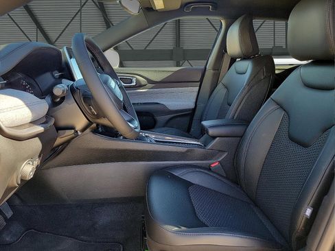 New 2025 Jeep Compass Latitude image 11
