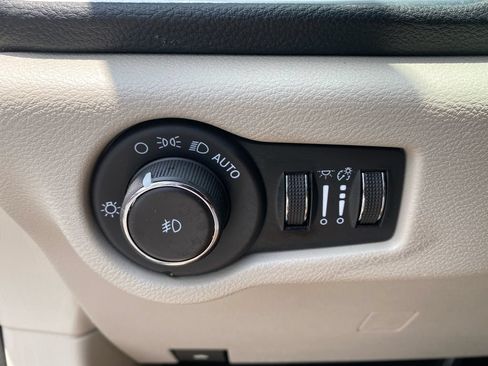 Used 2023 Chrysler Pacifica Limited FWD image 17