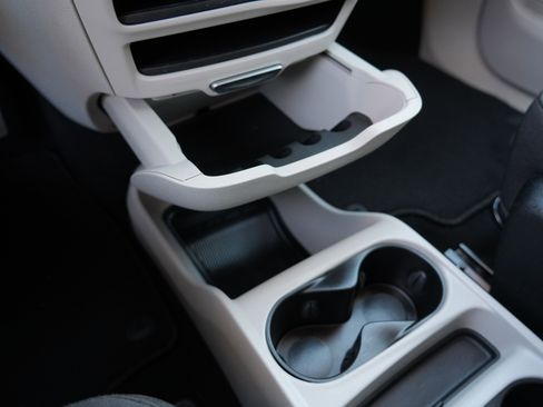 Used 2023 Chrysler Voyager LX image 33