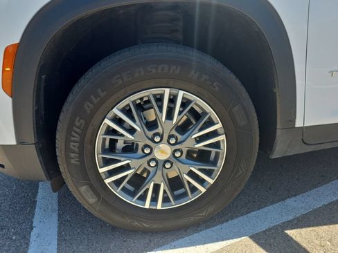 Used 2025 Chevrolet Traverse LT FWD image 2