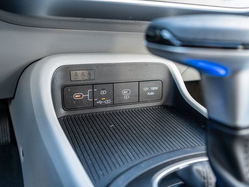 Certified 2025 Hyundai Kona SE image 31