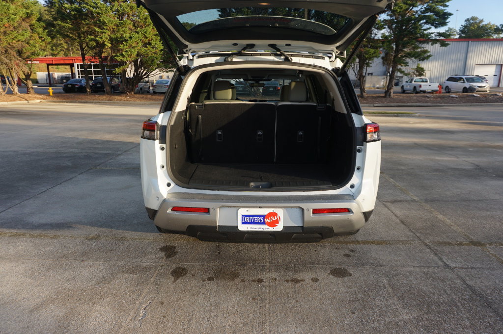 Used 2024 Nissan Pathfinder SL w/ SL Premium Package FWD image 18