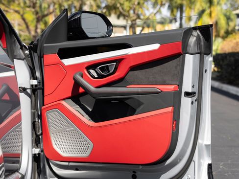 Used 2022 Lamborghini Urus image 59