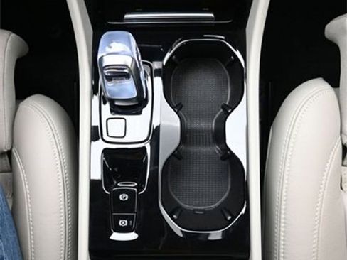 Used 2024 Volvo XC40 B5 Plus w/ Protection Package Premier image 10