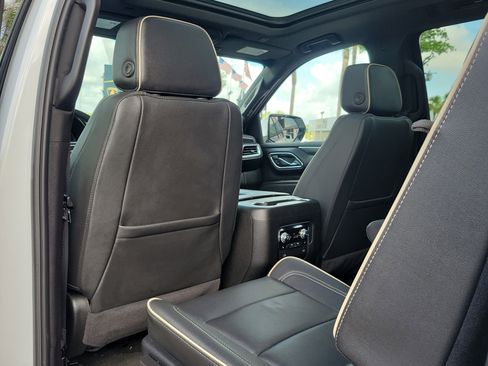 Used 2024 GMC Yukon XL SLT w/ SLT Premium Package RWD image 16