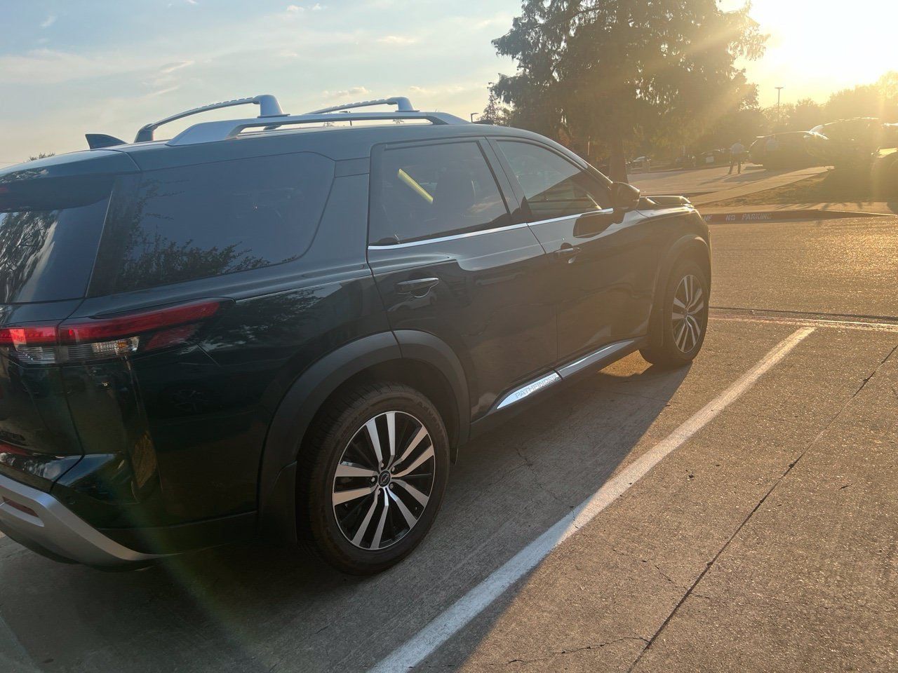 Used 2023 Nissan Pathfinder Platinum w/ Black Appearance Package FWD image 6