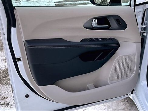 Used 2024 Chrysler Pacifica Touring-L FWD image 23