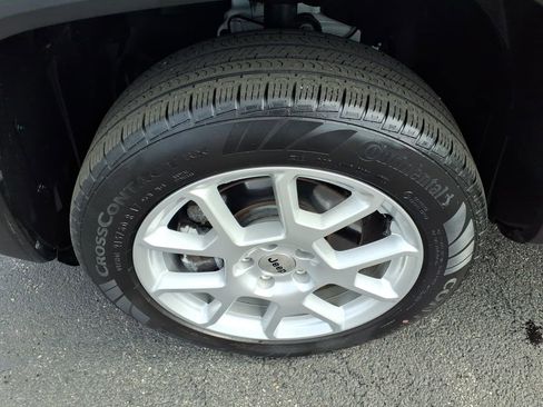 Used 2022 Jeep Renegade Latitude AWD/4WD image 21