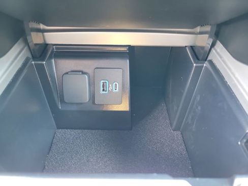 Used 2022 Ford Explorer XLT w/ Equipment Group 202A AWD/4WD image 36