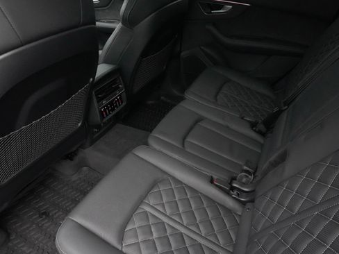 Used 2025 Audi SQ7 Premium Plus AWD/4WD image 34