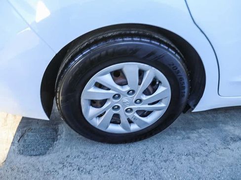 Used 2017 Hyundai Elantra SE image 12