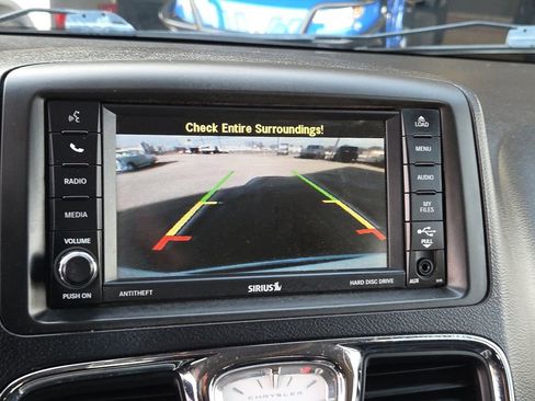 Used 2015 Chrysler Town & Country Limited Platinum image 25