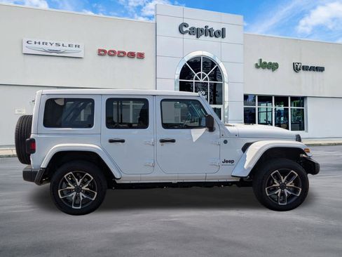 Used 2024 Jeep Wrangler Unlimited w/ Convenience Group AWD/4WD image 2