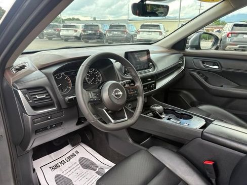 Used 2023 Nissan Rogue SV w/ SV Premium B Package FWD image 3