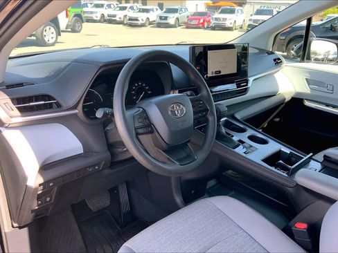 Used 2025 Toyota Sienna LE w/ LE Plus Package AWD/4WD image 17