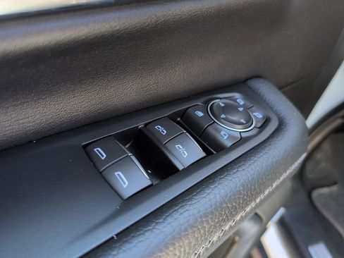 Used 2025 GMC Yukon XL Denali AWD/4WD image 8