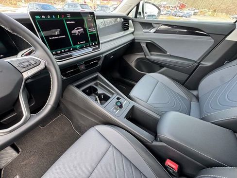 Used 2025 Volkswagen Tiguan SE image 30