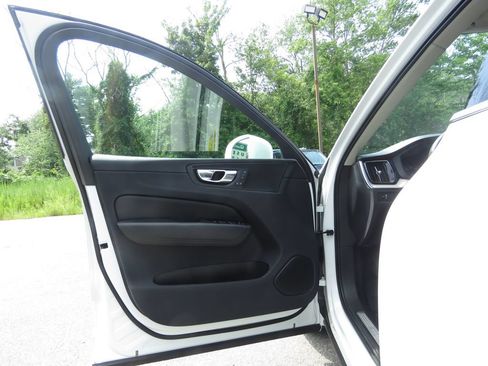 Used 2018 Volvo XC60 T5 Inscription w/ Convenience Package AWD/4WD image 9