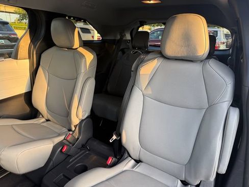 Used 2026 Toyota Sienna XLE FWD image 30