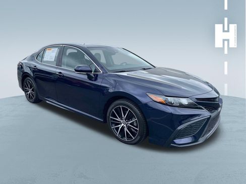 Used 2022 Toyota Camry SE w/ Convenience Package FWD image 2