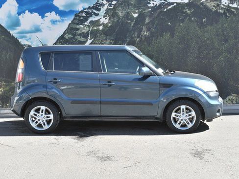 Used 2011 Kia Soul + image 2