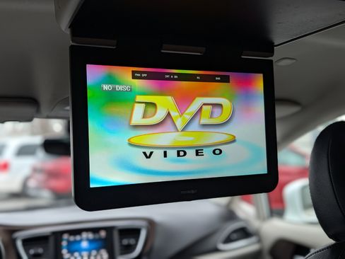 Used 2018 Chrysler Pacifica Touring-L image 6