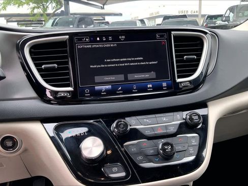 Used 2023 Chrysler Pacifica Touring-L image 31