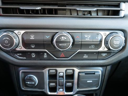 Certified 2024 Jeep Gladiator Sport image 23