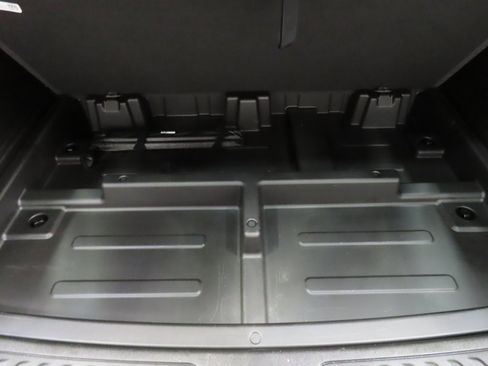 Used 2024 GMC Yukon XL SLT image 37