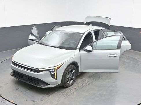Used 2025 Kia K4 FWD image 48