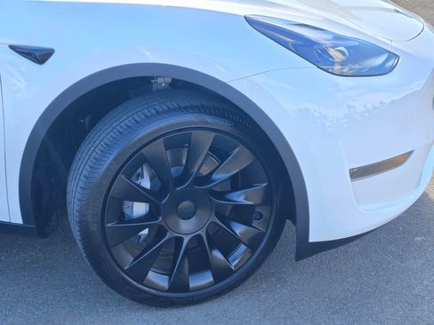 Used 2025 Tesla Model Y Long Range RWD image 9