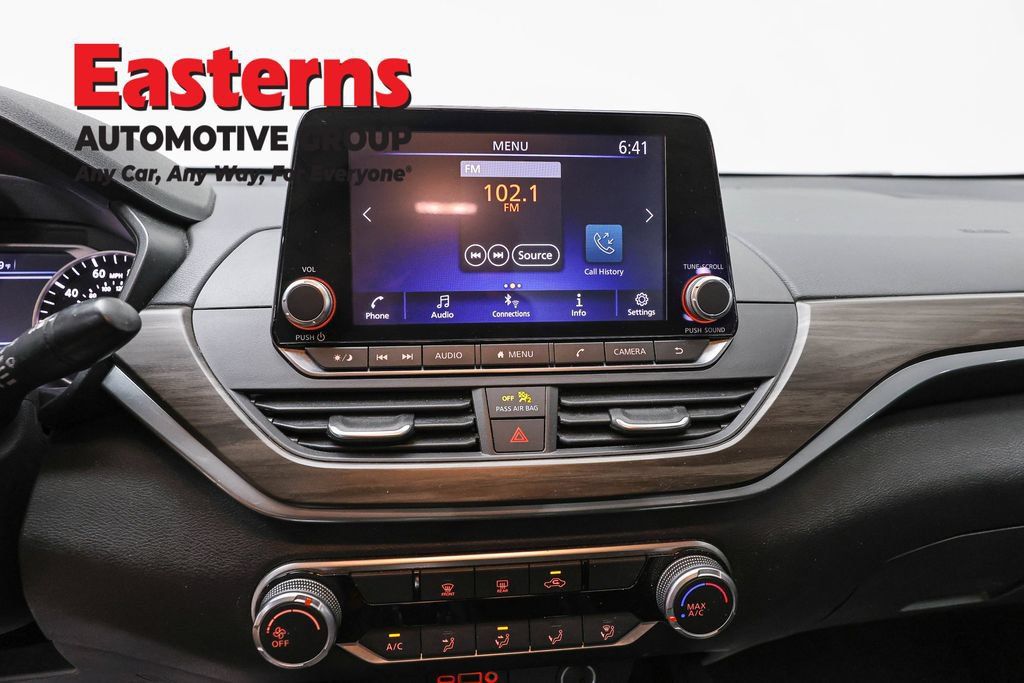 Used 2024 Nissan Altima 2.5 SV FWD image 12