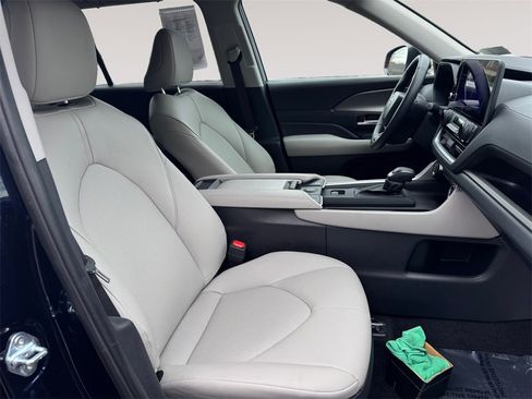 Used 2024 Toyota Grand Highlander XLE image 15