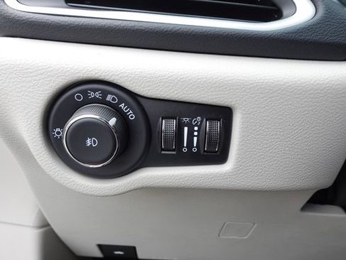 Used 2024 Chrysler Pacifica Touring-L image 16