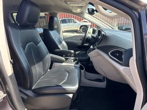 Used 2023 Chrysler Pacifica Touring-L FWD image 38