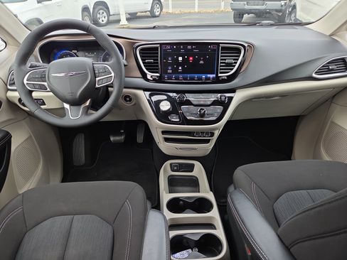Certified 2022 Chrysler Voyager LX FWD image 24