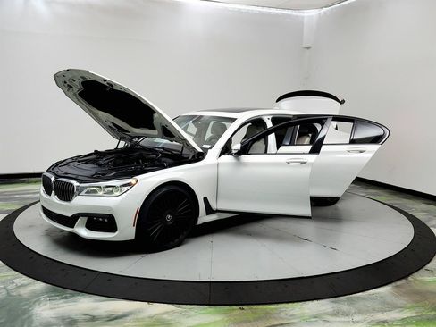 Used 2017 BMW 750i xDrive AWD/4WD image 9