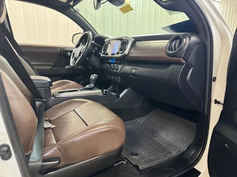 Used 2022 Toyota Tacoma Limited AWD/4WD image 23