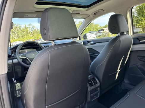 Certified 2024 Volkswagen Taos SE w/ Panoramic Sunroof Package FWD image 17
