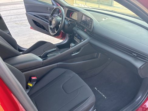 Certified 2025 Hyundai Elantra Sport image 15