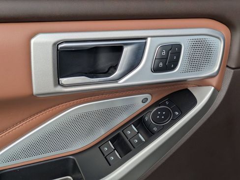 Used 2022 Ford Explorer King Ranch w/ Premium Technology Package image 10