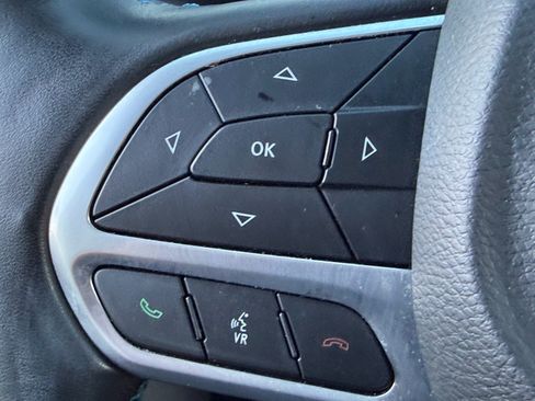 Used 2021 Chrysler Pacifica Touring-L FWD image 33