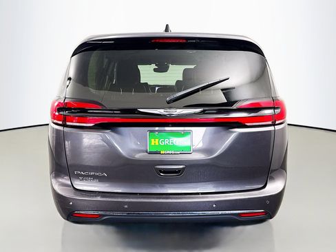 Used 2023 Chrysler Pacifica Touring-L image 8
