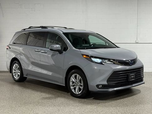 Used 2022 Toyota Sienna XLE Woodland Edition w/ Protection Package (TMS) AWD/4WD image 4