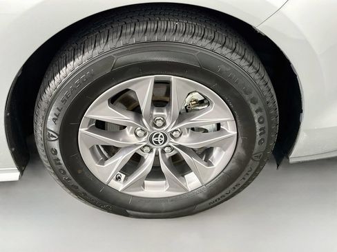 Used 2023 Toyota Sienna XLE AWD/4WD image 37